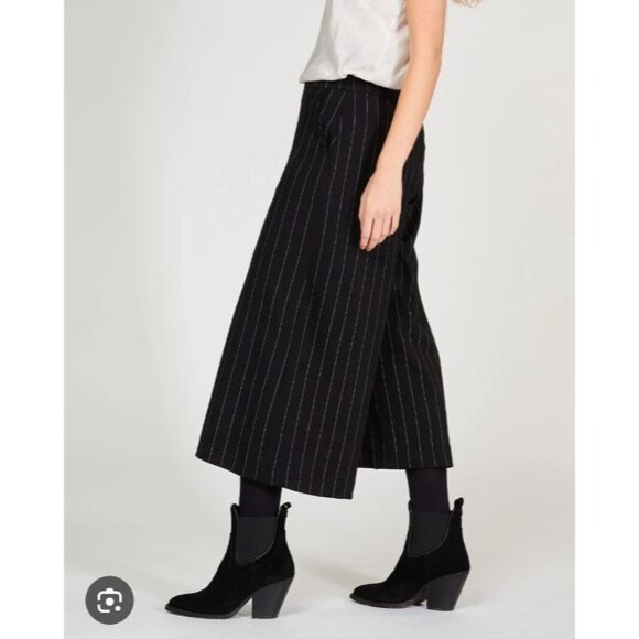 Banana Republic Pants - Banana Republic Wide Leg Cropped Pants Womens S Black Pinstripe Stretch Knit